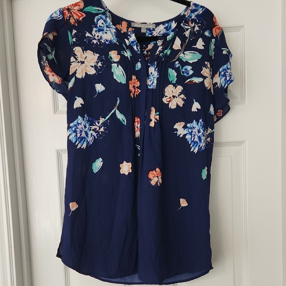 Daniel Rainn Maternity

Mendelson Maternity Tulip Sleeve Blouse